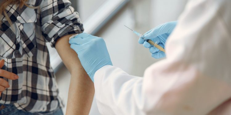 Vacina criada com ajuda de IA passa pelo primeiro teste em humanos